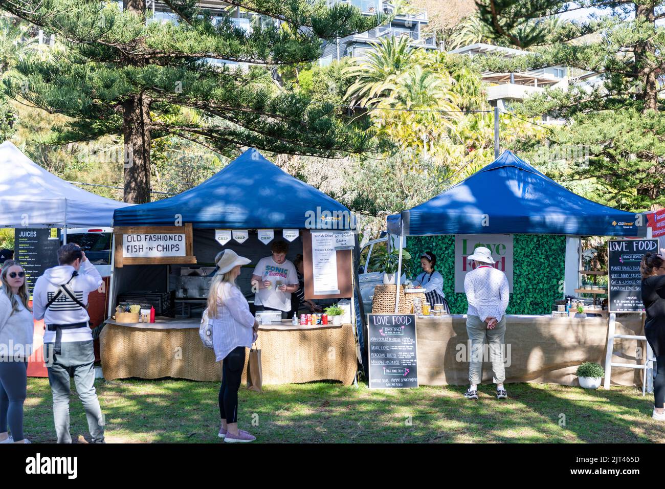 Imbissstände auf den Palm Beach Märkten an einem sonnigen Wintertag, Sydney, NSW, Australien Stockfoto