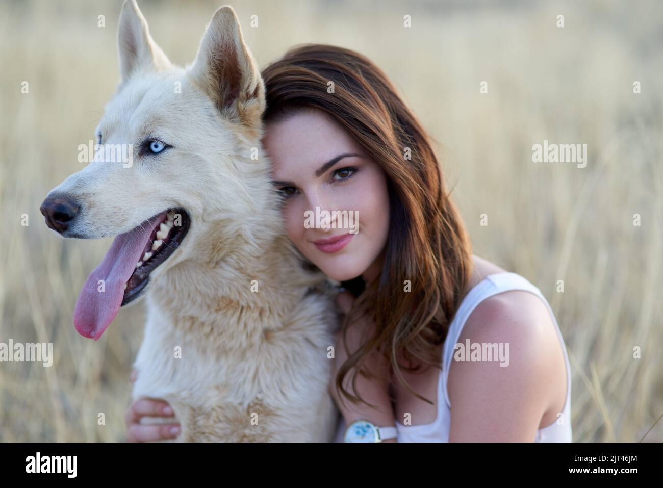 Hes ein wahrer und treuer Freund. Porträt einer attraktiven jungen Frau, die sich im Freien mit ihrem Hund verklebt. Stockfoto