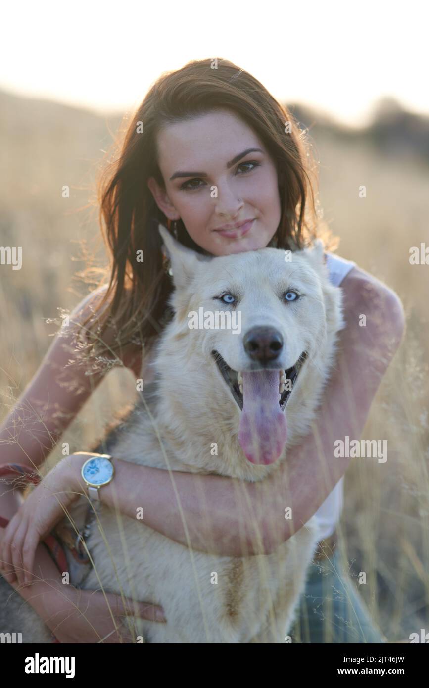 Jeder sollte einen so treuen Freund haben. Porträt einer attraktiven jungen Frau, die sich im Freien mit ihrem Hund verklebt. Stockfoto