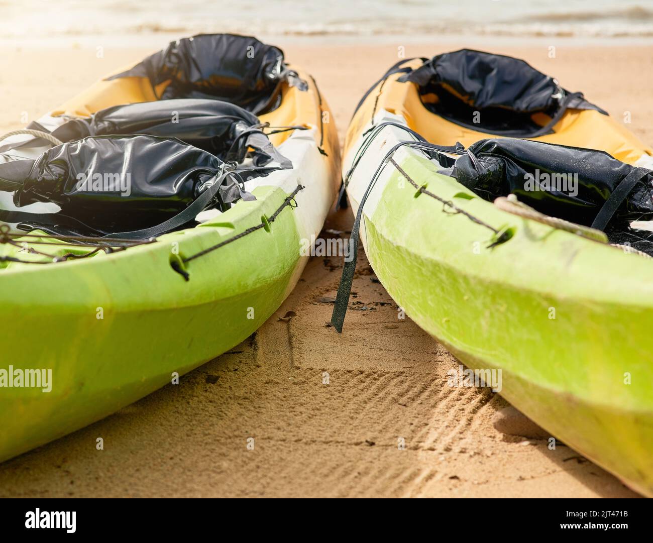 Bereit, das Wasser zu treffen. Zwei leere Kanus an einem Strand angeordnet. Stockfoto