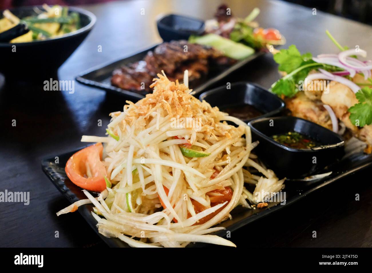 Grüner Papaya-Salat (som tum) mit weichen Krabben im Holy Basil, einem thailändischen und laotischen Restaurant in Canley Vale – Sydney, Australien Stockfoto