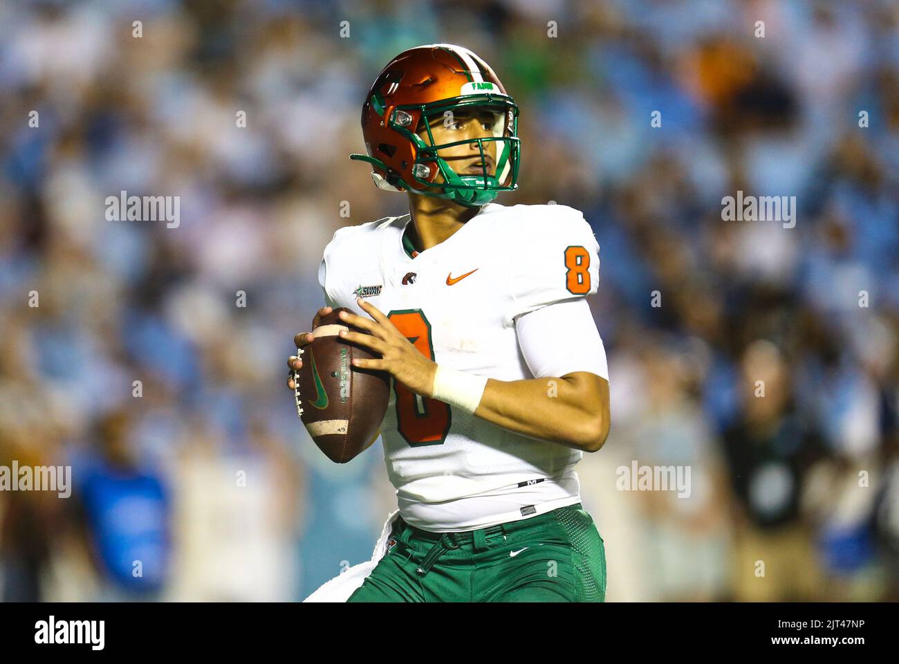 27. August 2022: Der Florida A&M-Abstufung Jeremy Moussa ( 8) wirft den Ball gegen North Carolina. NCAA-Fußballspiel zwischen Florida A & M und der University of North Carolina im Kenan Memorial Stadium, Chapel Hill, North Corolina David Beach/CSM Stockfoto