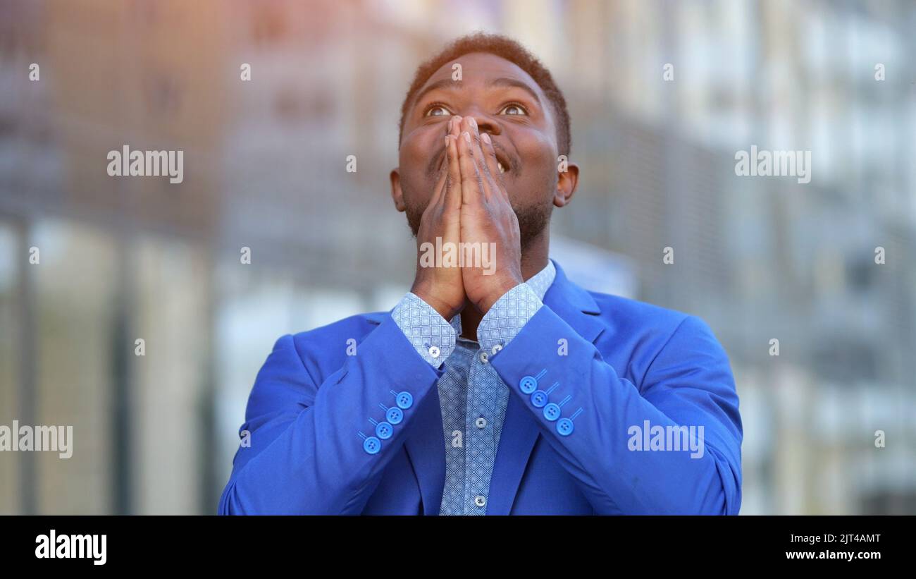 Afroamerikanischer Mann dankt Gott für den Erfolg Stockfoto