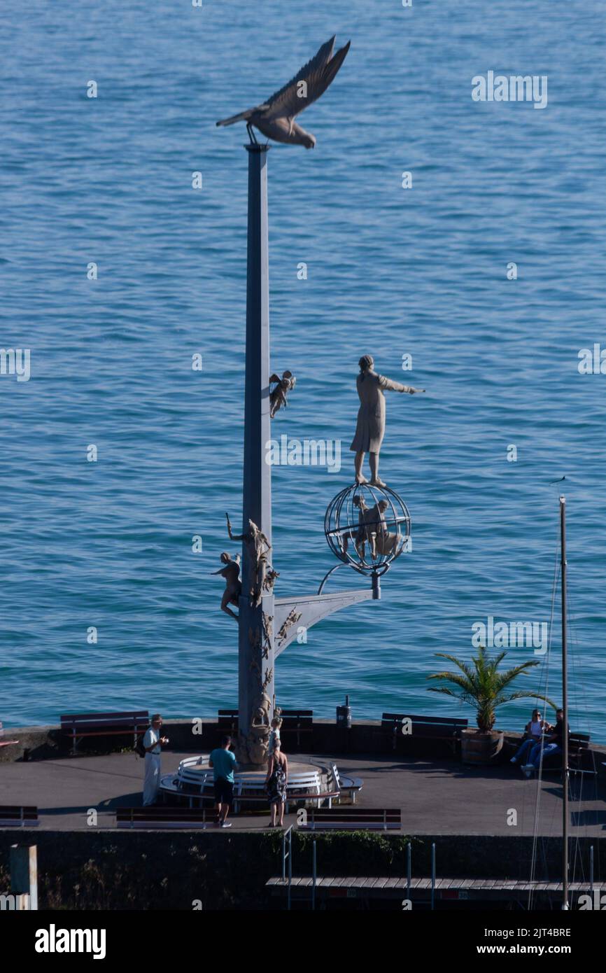MEERSBURG, DEUTSCHLAND - 24. JULI 2022: Skulptur 'Magische Säule' von Peter Lenk, die die berühmten Bewohner der Stadt Meersburg symbolisiert Stockfoto