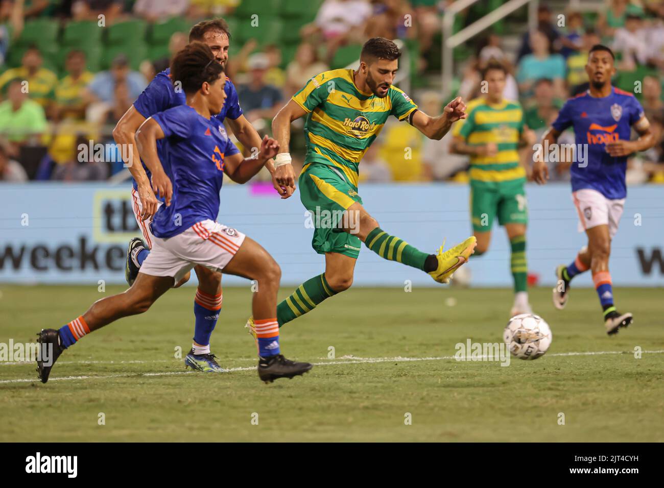 St. Petersburg, FL: Tampa Bay Rowdies-Stürmer Sebastián Guenzatti (13) schießt und erzielt das zweite Tor des Spiels während eines USL-Fußballspiels gegen Stockfoto
