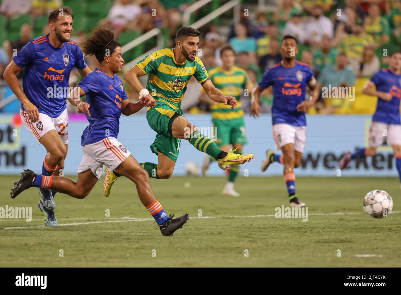 St. Petersburg, FL: Tampa Bay Rowdies-Stürmer Sebastián Guenzatti (13) schießt und erzielt das zweite Tor des Spiels während eines USL-Fußballspiels gegen Stockfoto