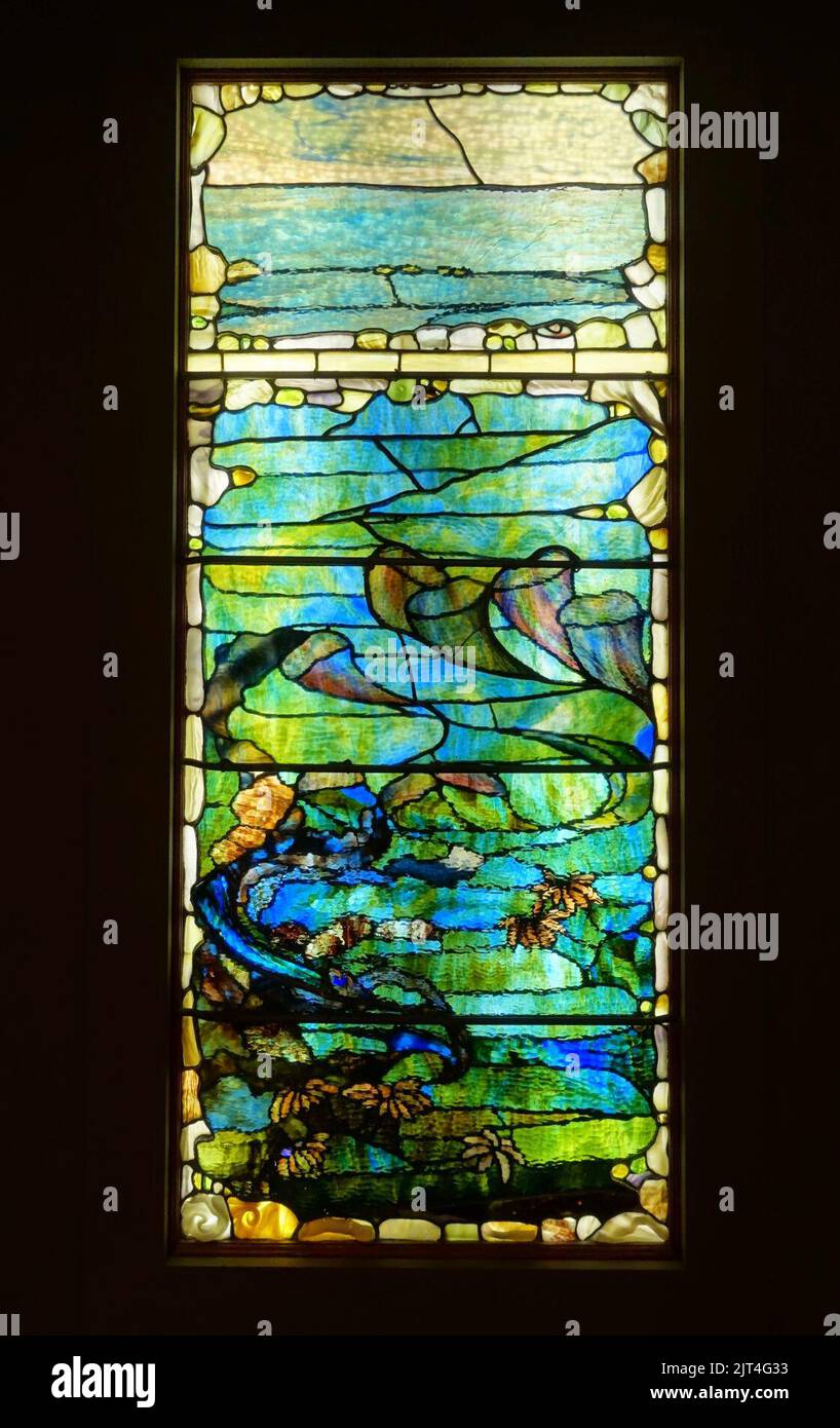 Zwei Fenster aus der Suite Four Seasons Under the Sea, 2 von 2, Starfish (Summer), Louis Comfort Tiffany Designer, Tiffany Glass and Decorating Co., c. 1885-1895, Glas, Blei Stockfoto