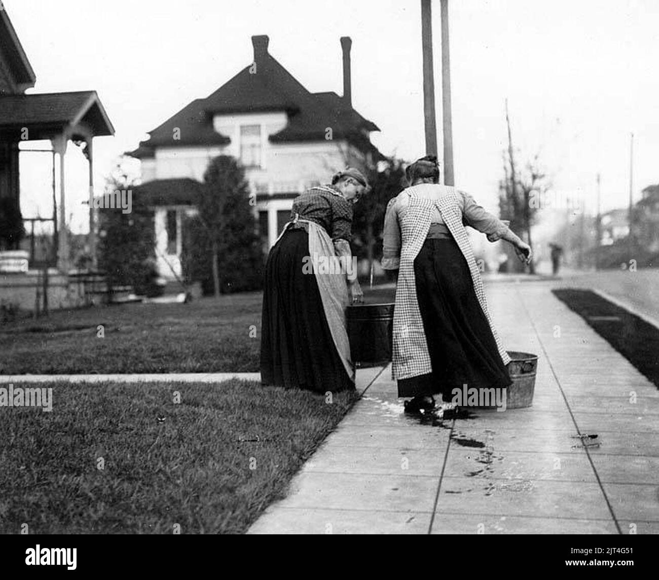 Zwei Frauen, die während des Wassermangels am 21. November 1911 Eimer Wasser vom Hilfswagen Bellevue Ave trugen Stockfoto