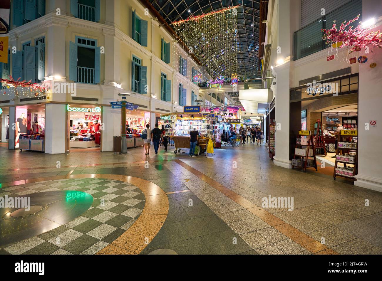 SINGAPUR - CA. JANUAR, 2020: Blick auf die Malay Street auf Straßenebene, klimatisierte 'Indoor Street' im Bugis Junction Einkaufszentrum Stockfoto