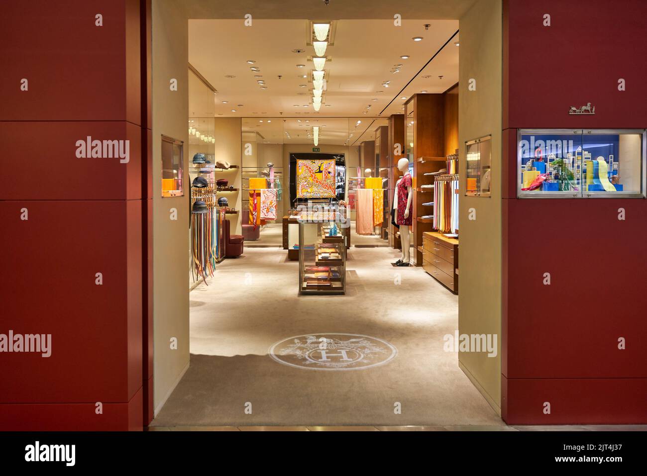 SINGAPUR - CA. JANUAR 2020: Eingang zum Hermes-Geschäft am Flughafen Singapur Changi. Stockfoto