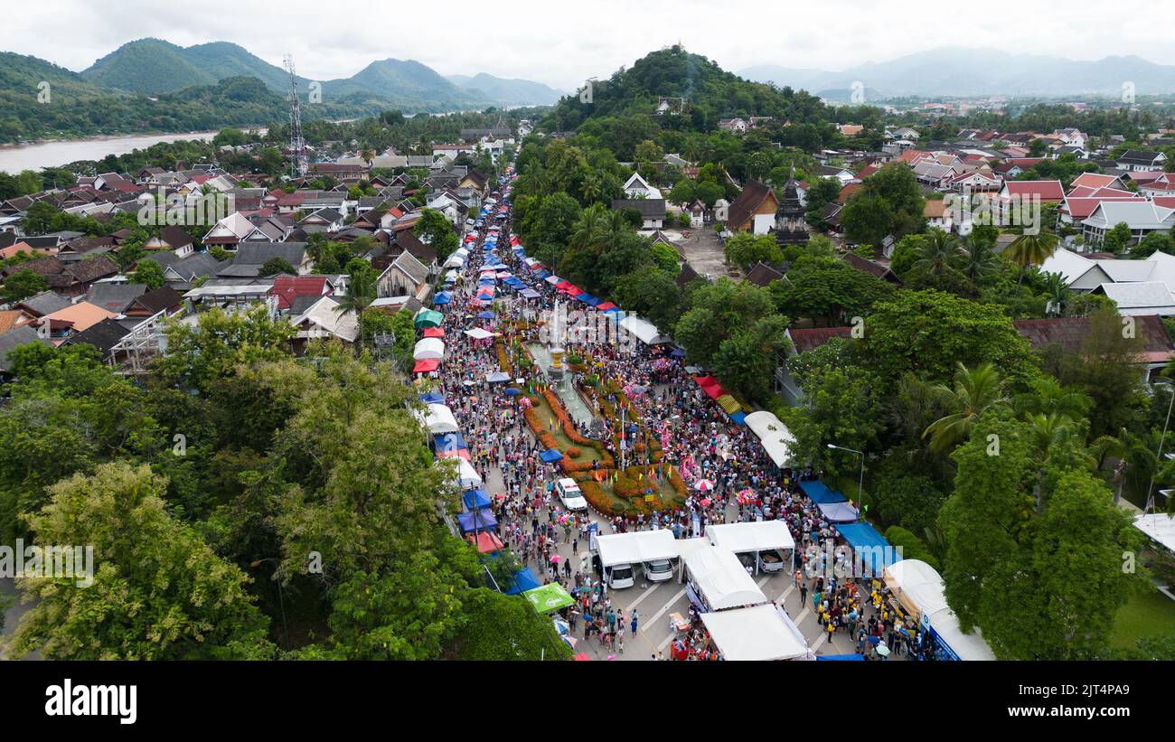 Vientian. 25. August 2022. Luftaufnahme vom 25. August 2022 zeigt eine Ansicht von Luang Prabang in Laos. Die Provinz Luang Prabang, etwa 220 km nördlich der laotischen Hauptstadt Vientiane, ist eine der bekanntesten Provinzen in Laos und wegen ihrer alten Tempel, landschaftlichen Attraktionen und ländlichen Landschaften eine der beliebtesten Touristenattraktionen. Wissenschaftliche und kulturelle Organisation (UNESCO) als Weltkulturerbe im Jahr 1995. Kredit: Kaikeo Saiyasane/Xinhua/Alamy Live Nachrichten Stockfoto