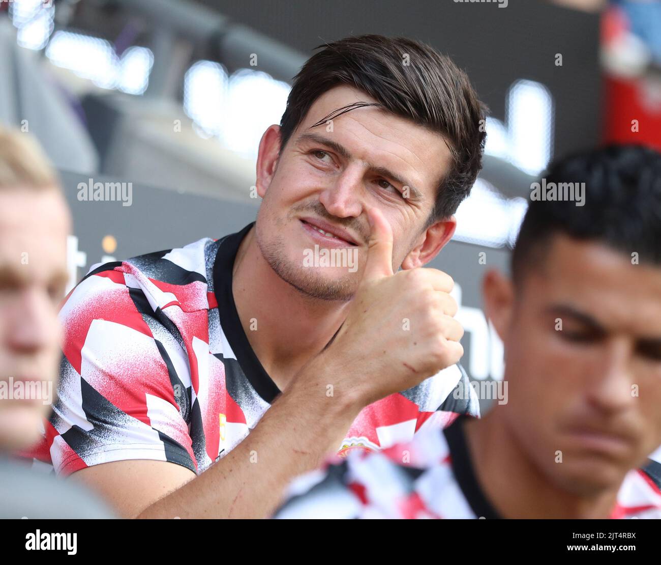 Southampton, England, 27.. August 2022. Harry Maguire von Manchester United stert zu einem Unterstützer, während er während des Spiels der Premier League im St. Mary's Stadium in Southampton auf der Sitzbank saß. Bildnachweis sollte lauten: Paul Terry / Sportimage Stockfoto