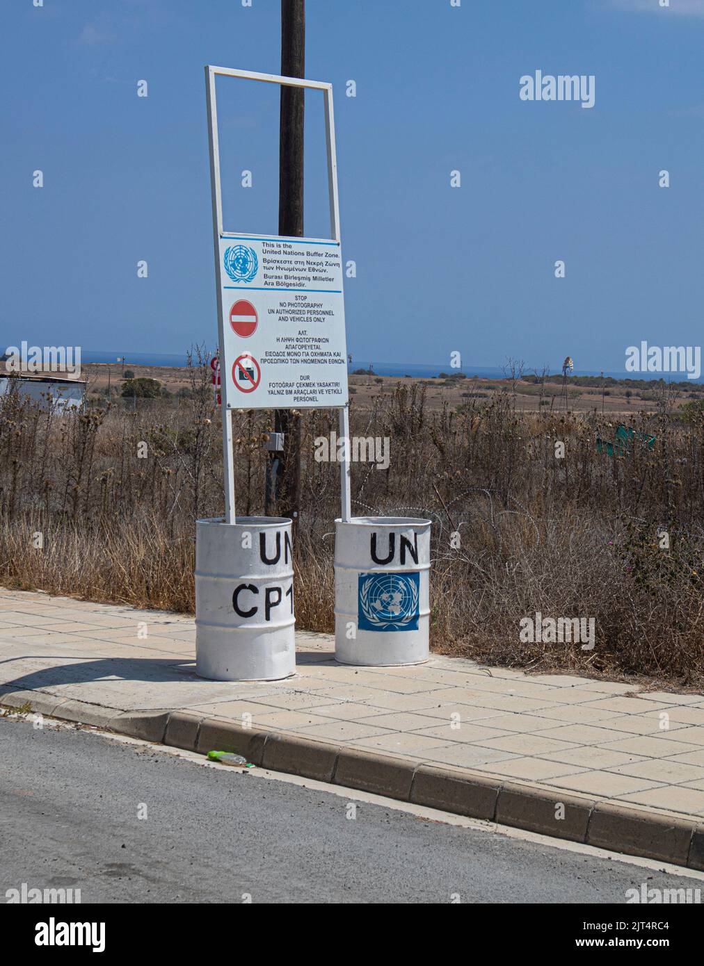 Varosha, Zypern - 23. August 2022 - Pufferzone der Vereinten Nationen (Grüne Linie) in der Nähe des Geisterstadt-Resorts Varosha, Famagusta, Zypern Stockfoto