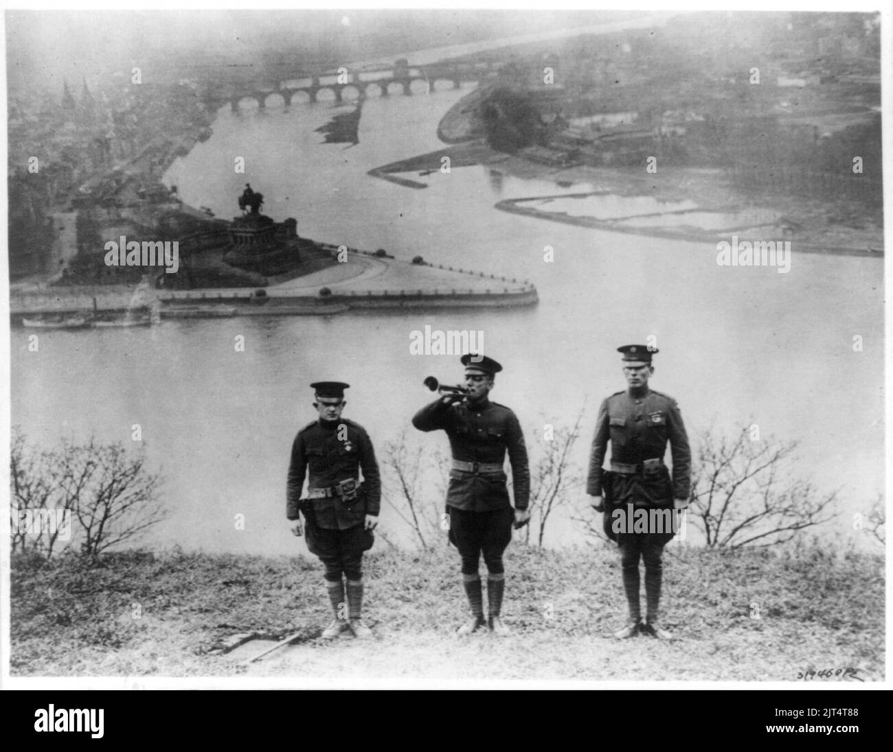US-Army-Bugler mit Eskorten, die in Fort Ehrenbreitstein die "letzte Post" erklingen, was den Ausstieg der letzten Besatzungsarmee aus dem Rheinland signalisiert; Koblenz, Geramny Stockfoto