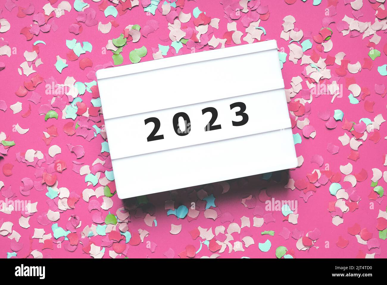 Frohes neues Jahr 2023 Party Feier flach lag mit Konfetti in rosa Stockfoto