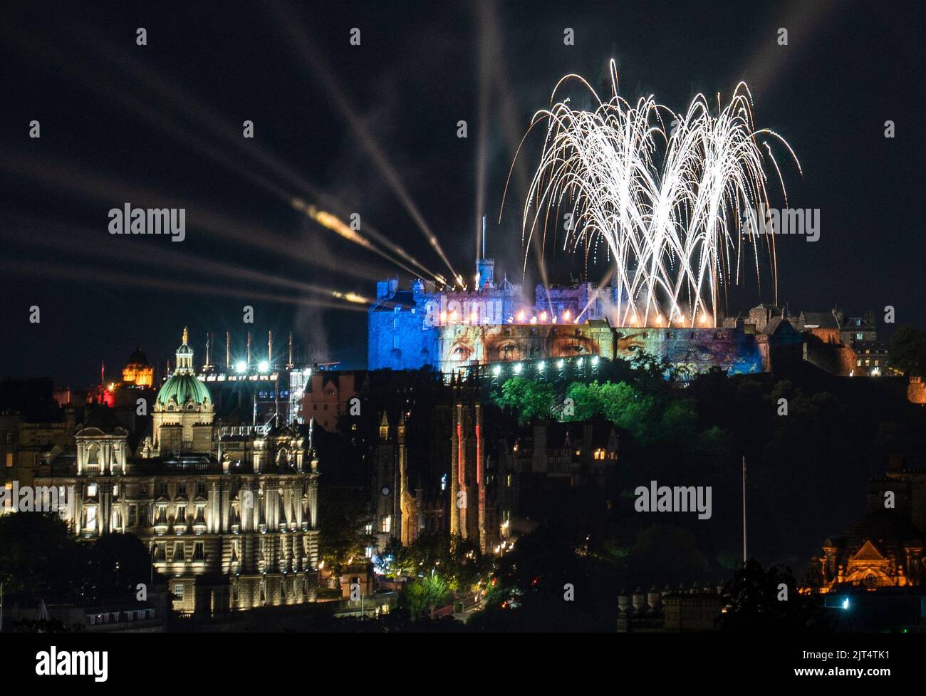 Feuerwerk über dem Edinburgh Castle während der letzten Aufführung des diesjährigen Royal Edinburgh Military Tattoo. Bilddatum: Samstag, 27. August 2022. Stockfoto