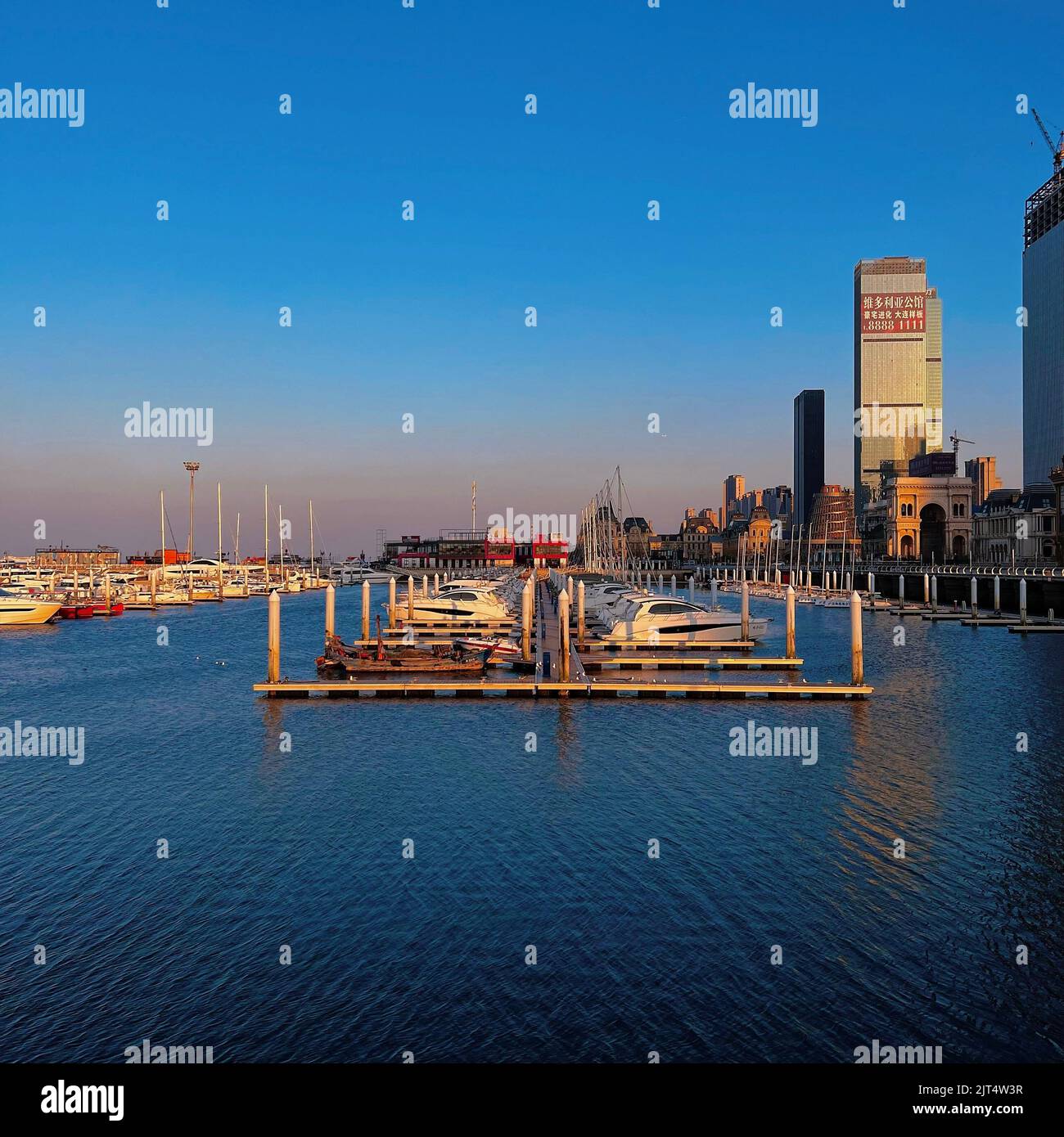 Eine szenische Aufnahme von Booten und Yachten im Hafen von Dalian in China Stockfoto