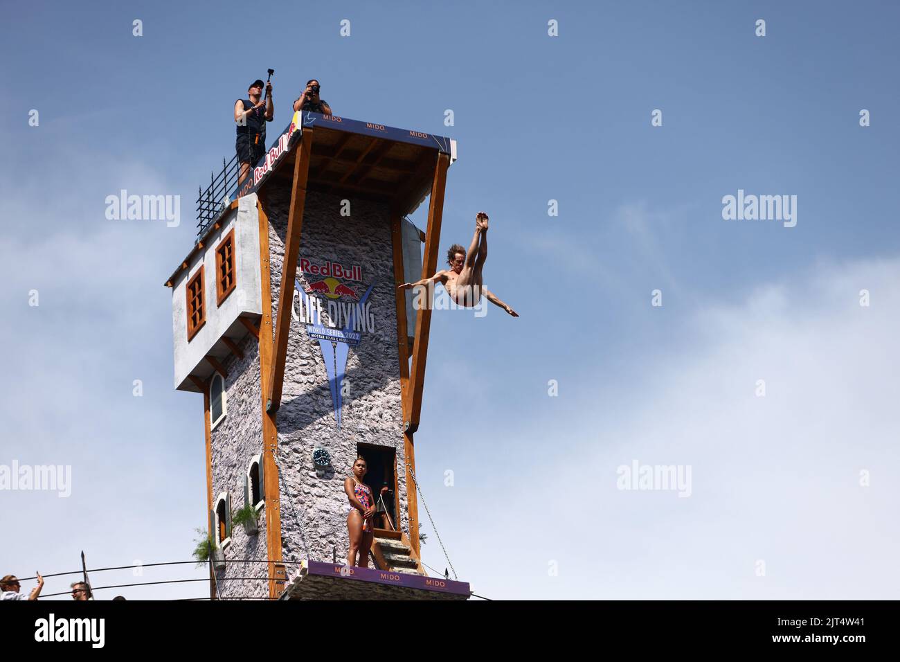 Das Athlet wird am 27. August 2022 beim Finale von Red Bull Cliff Diving in Stari Most (alte