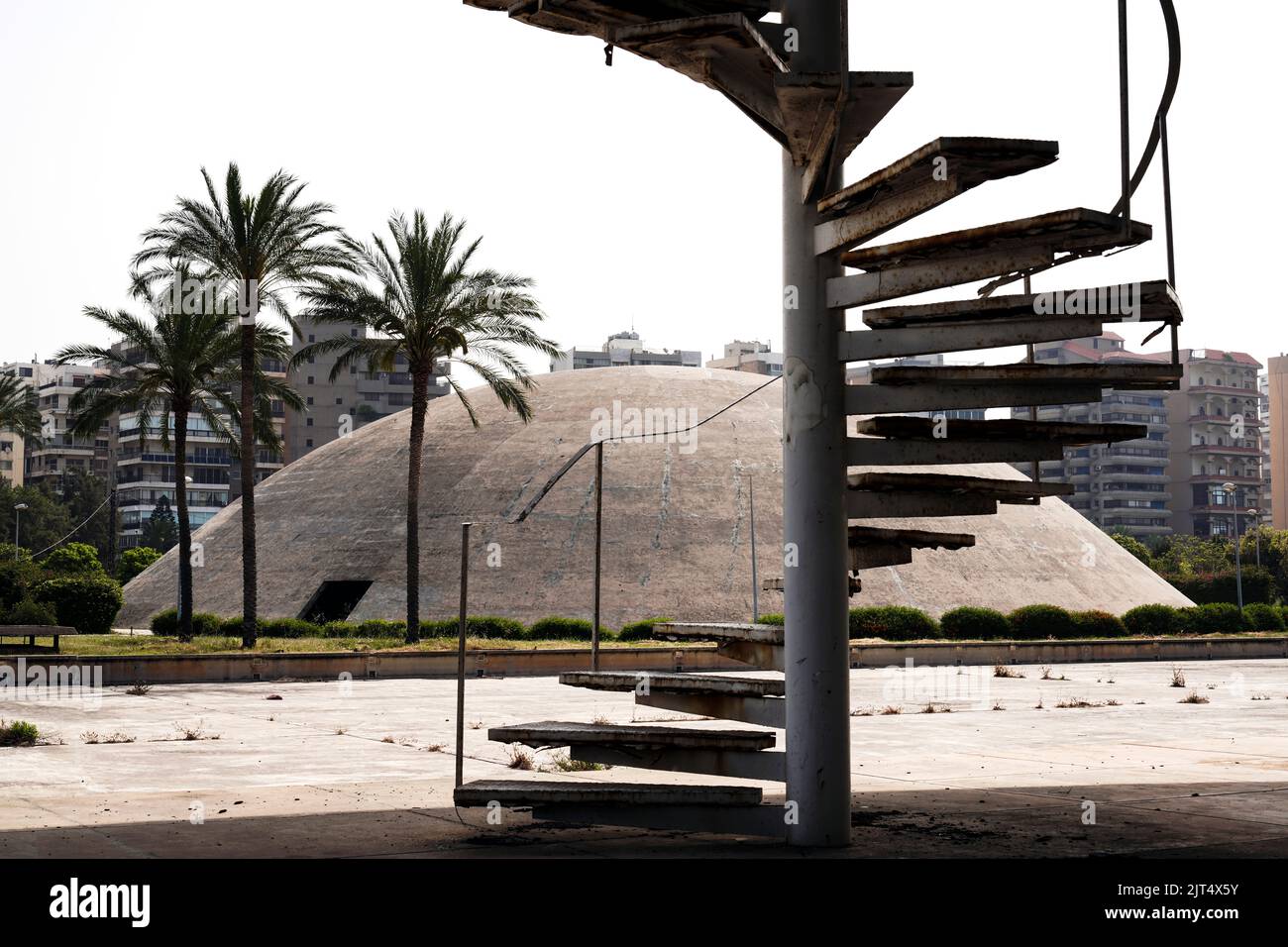 Der Architekt Oscar Niemeyer entwarf die Gebäude für das Internationale Messezentrum Rashid Karami in Tripolis, aber die Bauarbeiten wurden aufgrund des Ausbruchs des Bürgerkrieges nicht abgeschlossen. Tripolis, Libanon Stockfoto