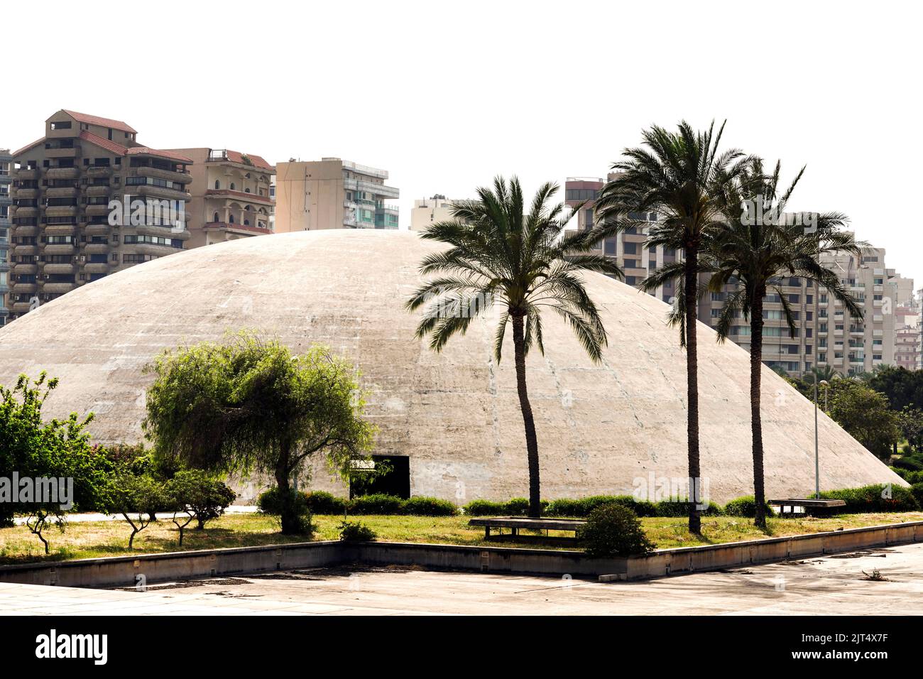 Der Architekt Oscar Niemeyer entwarf die Gebäude für das Internationale Messezentrum Rashid Karami in Tripolis, aber die Bauarbeiten wurden aufgrund des Ausbruchs des Bürgerkrieges nicht abgeschlossen. Tripolis, Libanon Stockfoto