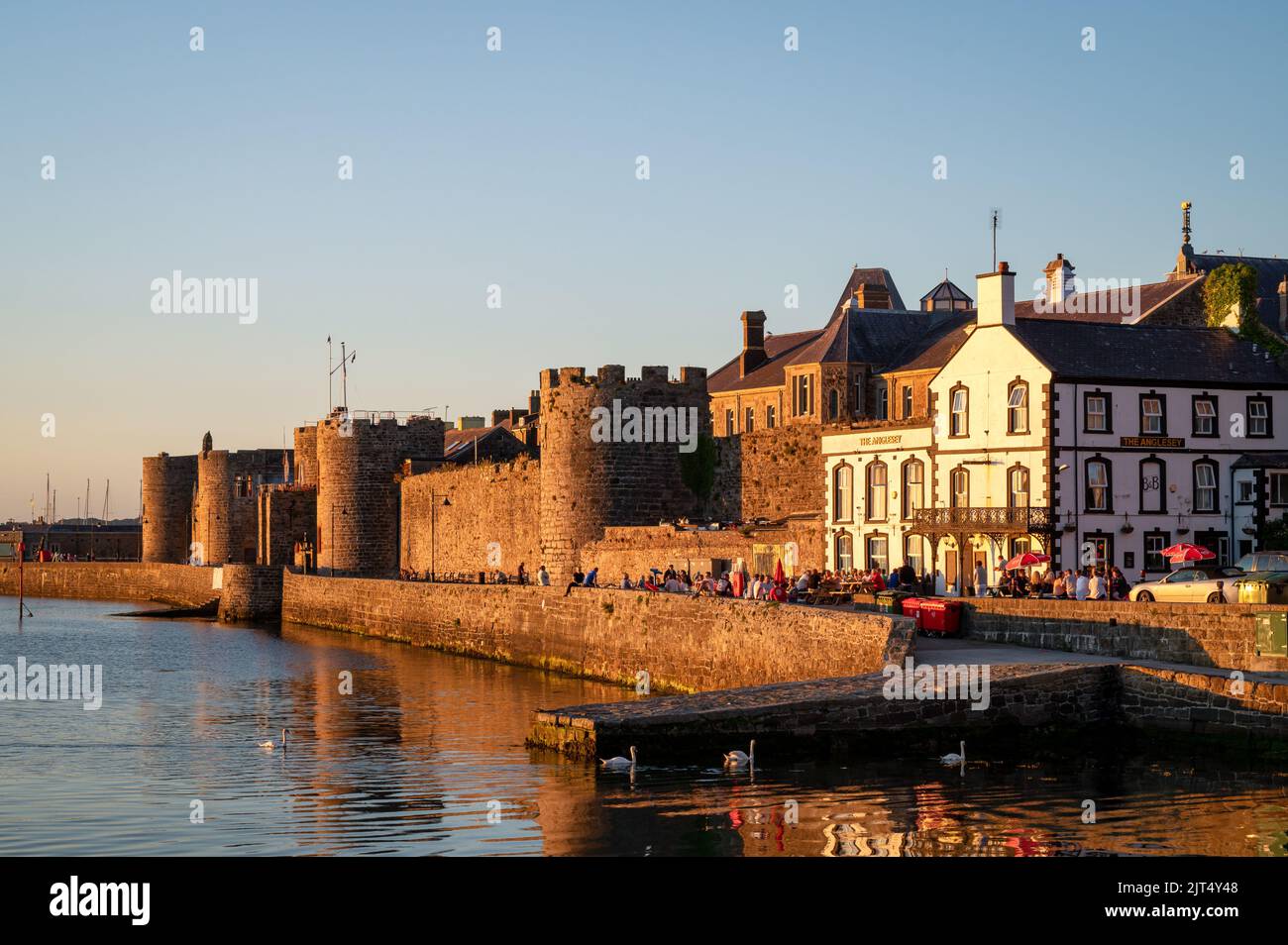 Caernarfon, Großbritannien, 10. Juli 2022: Das Anglesey Pub befindet sich neben der mittelalterlichen Mauer von Caernafon in Wales. Stockfoto