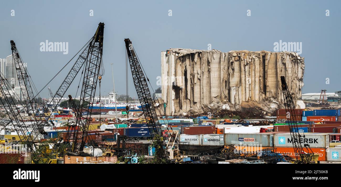 Beirut, Libanon: Zerstörte Getreidesilos hinter Kränen und Schutt durch die massive Explosion von 2.750 Tonnen Ammoniumnitrat, die am 8./4/2020. Im Hafen der Stadt gelagert wurde Stockfoto