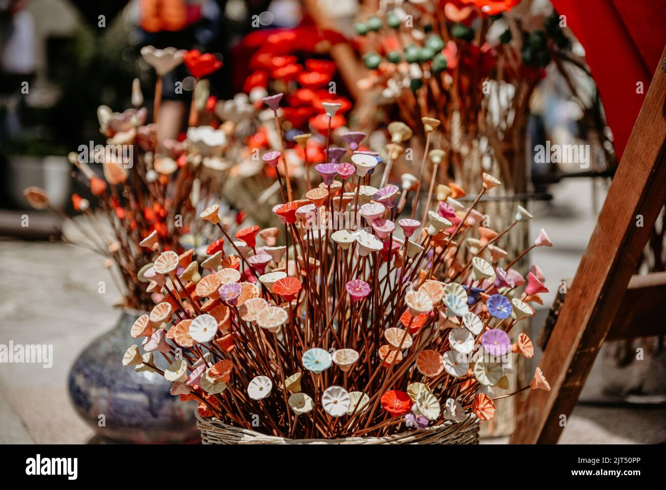 Eine Nahaufnahme von schönen, handgefertigten Keramikblumen zum Verkauf auf dem Straßenmarkt Stockfoto
