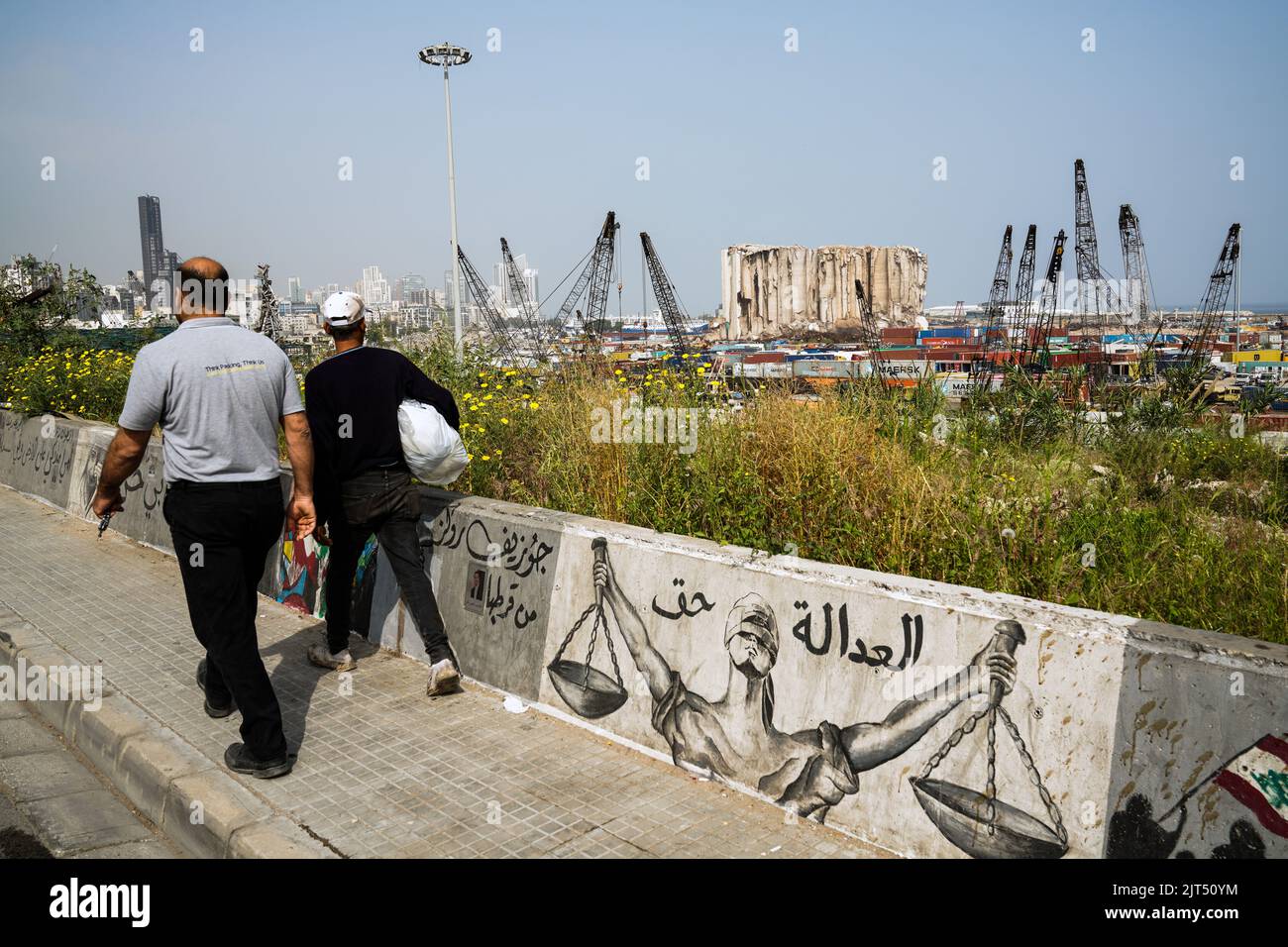 Beirut, Libanon: Graffiti an der Hafenmauer zeigt die zerstörten Getreidesilos der massiven Explosion von 2.750 Tonnen Ammoniumnitrat, die im Hafen der Stadt gelagert wurden und am 8. Und 4/2020 den Hafen und die Stadt zerstörten Stockfoto