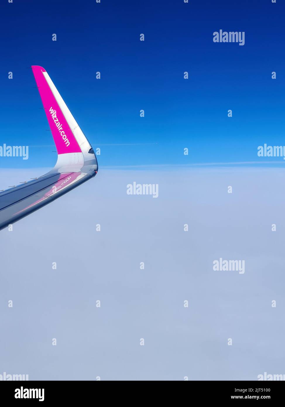 Malmö, Schweden - 22. August 2022: Linker Flügel des WizzAir-Flugzeugs nach dem Start über dem Flughafen Malmo Sturup in Richtung Belgrad, Serbien Stockfoto