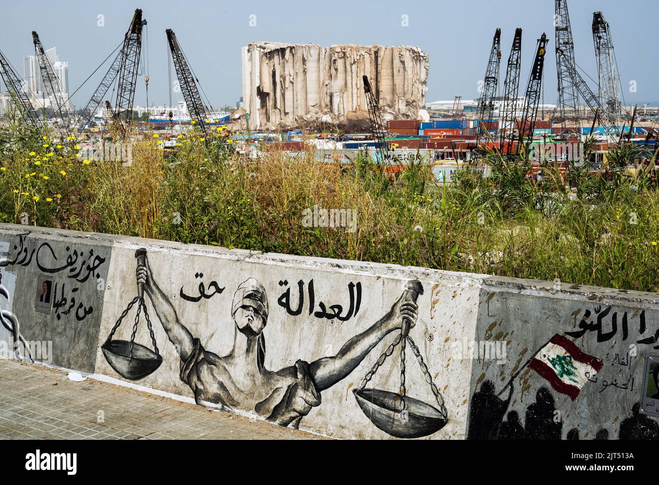 Beirut, Libanon: Graffiti an der Hafenmauer zeigt die zerstörten Getreidesilos der massiven Explosion von 2.750 Tonnen Ammoniumnitrat, die im Hafen der Stadt gelagert wurden und am 8. Und 4/2020 den Hafen und die Stadt zerstörten Stockfoto