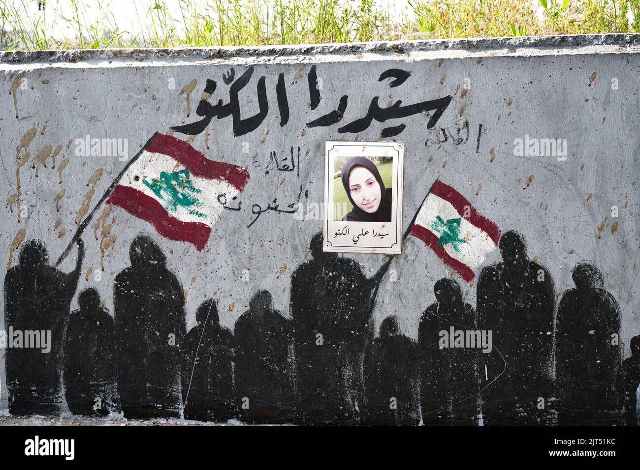 Beirut, Libanon: Graffiti an der Hafenmauer mit Fotos der Opfer der massiven Explosion von 2.750 Tonnen Ammoniumnitrat, die im Hafen der Stadt gespeichert wurde und den Hafen und Teile der Stadt am 08/04/2020 verwüstet hat Stockfoto