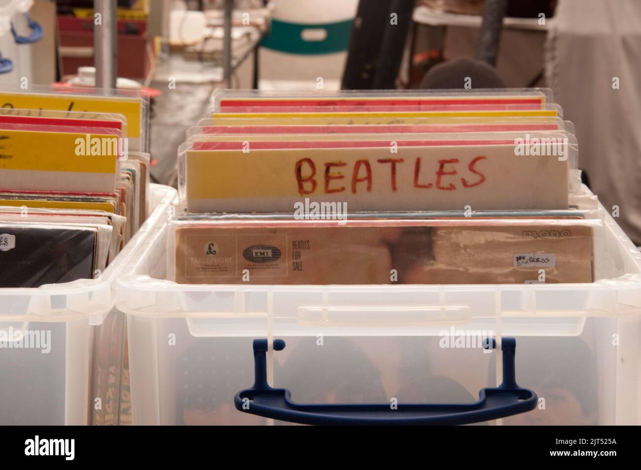 Second Hand Record Stall, Portobello Green Market, London, Großbritannien. Die Portobello Road ist berühmt für ihren Antiquitätenmarkt, aber sie hat auch frisches Obst und Gemüse Stockfoto