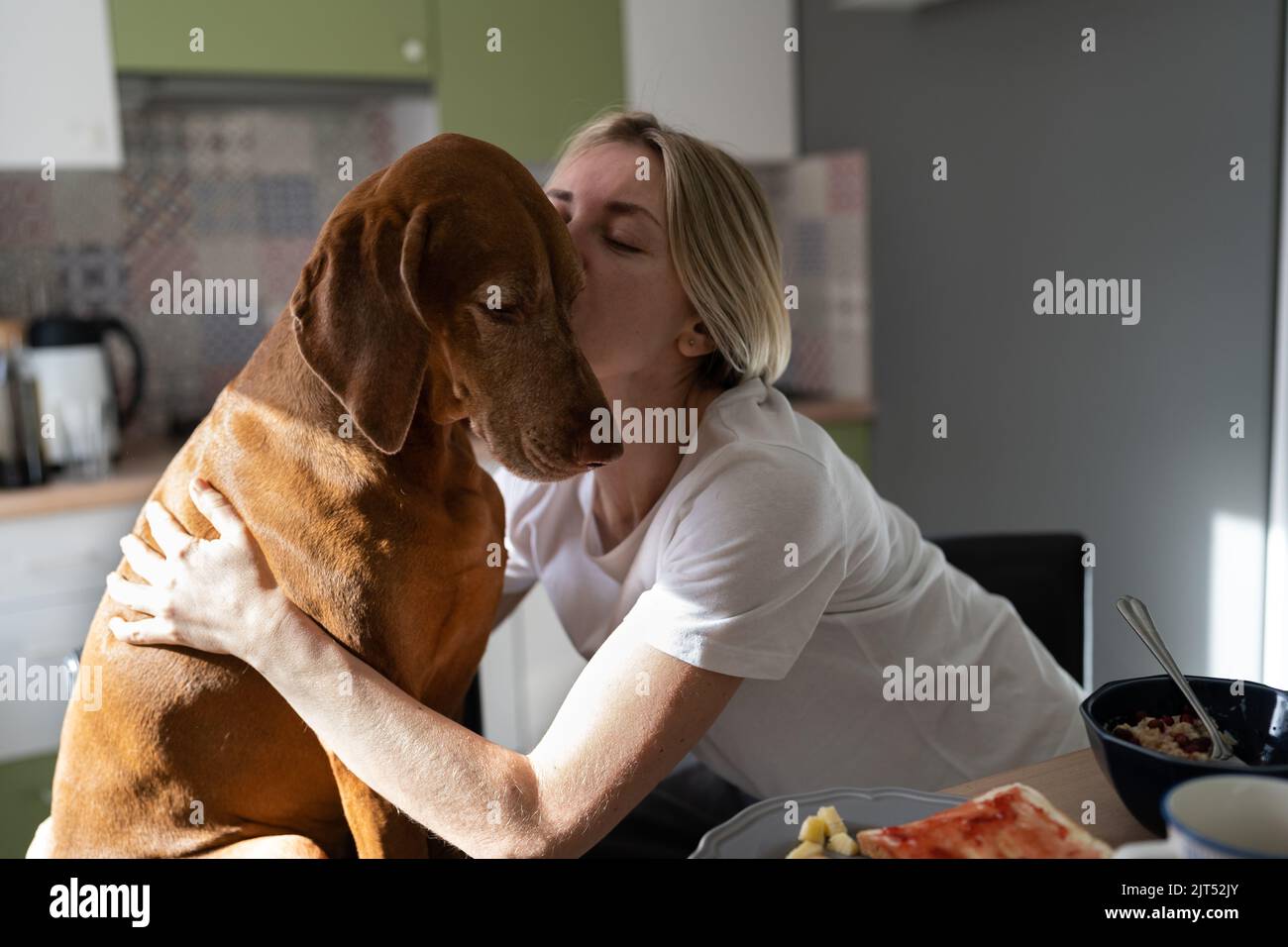 Reife Frau zeigt reine Liebe zu Lieblings-Hund umarmt und küsst nur Freund Nahaufnahme Stockfoto