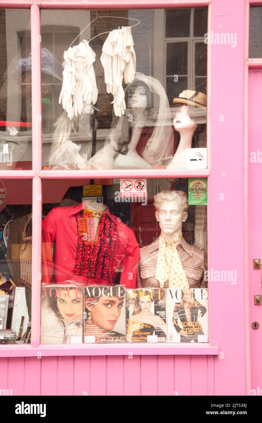 Fashion Shop, Portobello Road, London, Großbritannien. Schaufenster mit verschiedenen Mode Kleidung und Accessoires. Stockfoto