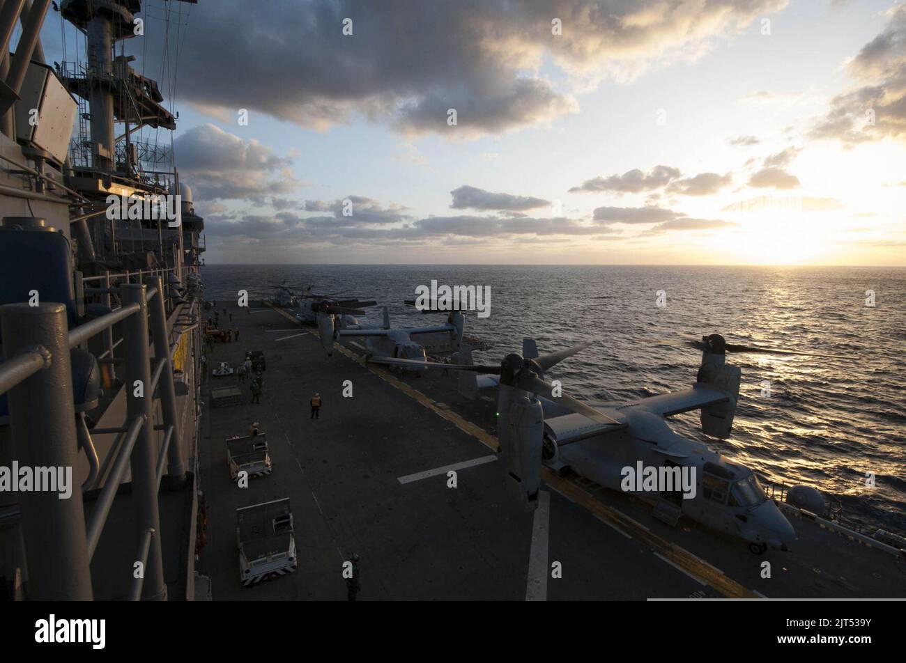 Auf dem Flugdeck des amphibischen Sturmschiffs USS 140310 sind die an Marine Medium Tiltrotor Squadron (VMM) 265 befestigten Hubschrauber des U.S. Marine Corps MV-22 Osprey Tiltrotor und CH-53 Super Stallion zu sehen Stockfoto