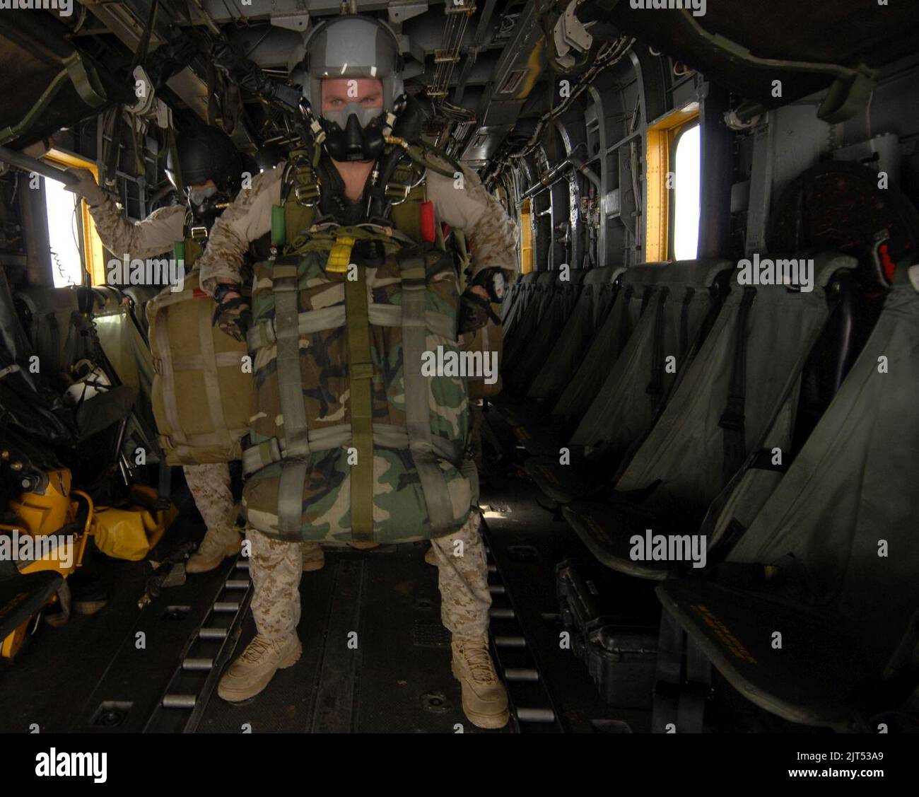 U.S. Marine Corps Sgt. Bereitet sich mit der Marine Expeditionary Unit 13. darauf vor, sein Team bei einer Sprungübung an Bord eines CH-53 Sea Henglion Hubschraubers während einer routinemäßigen Sky Diving Evolutions 110625 zu führen Stockfoto