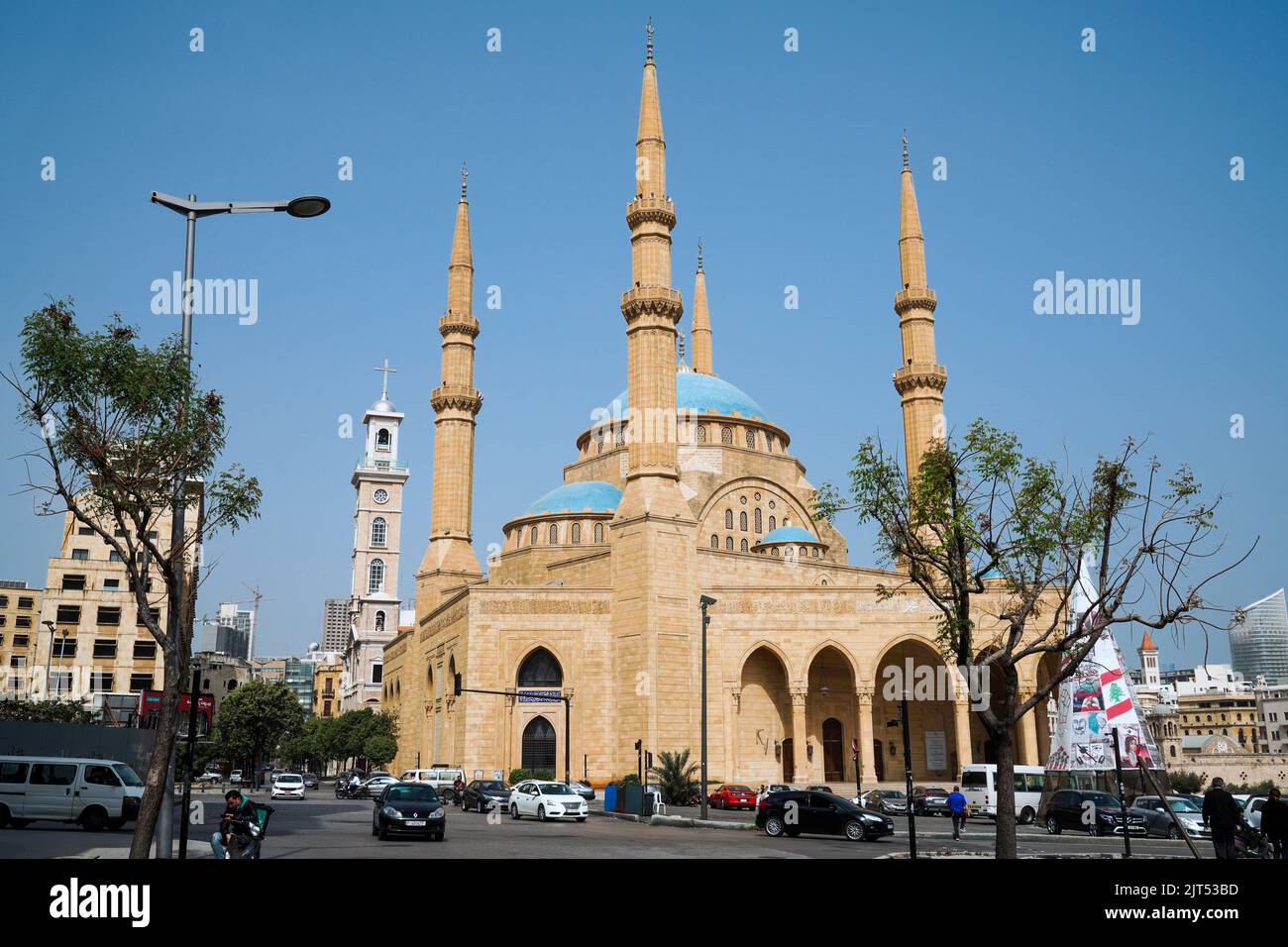 Beirut, Libanon : Mohammad Al-Amin sunnitisch muslimische Moschee (auch bekannt als die Blaue Moschee) und der Glockenturm der St. George's Cathedral auf dem Märtyrerplatz, in der Innenstadt von Beirut, Libanon Stockfoto