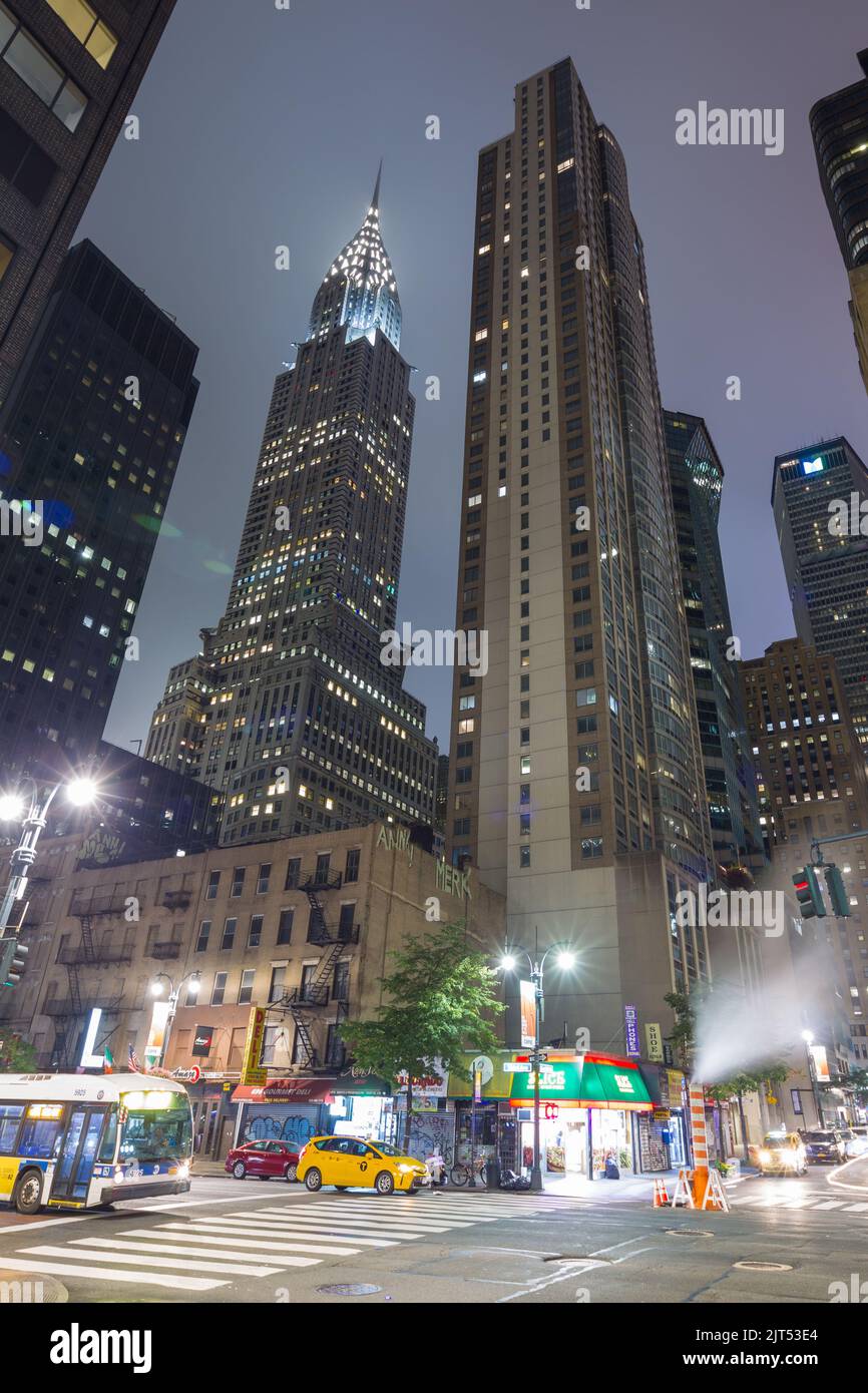 Eine Nachtansicht des Chrysler Building in New York City, von der Third Avenue an der East 44. Street in Midtown Manhattan, New York, USA. Stockfoto