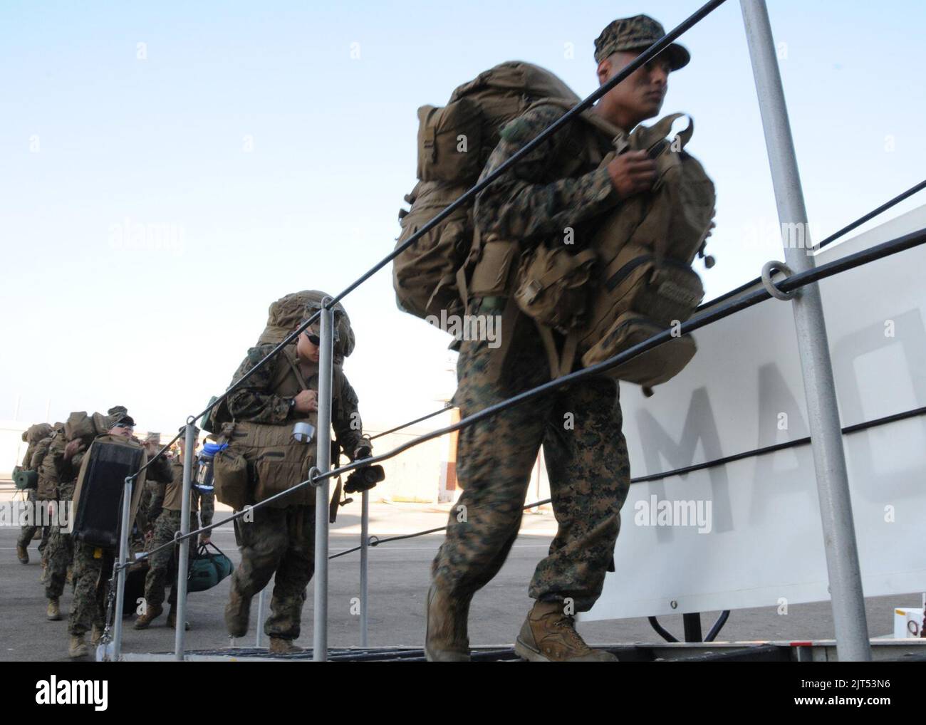 US-Marineinfanteristen steigen während der Africa Partnership Station (APS) in Rota, Spanien, am 30. August 2013 130830 auf das Docking-Schiff HNLMS Rotterdam (L800) der Royal Netherlands Navy ein Stockfoto