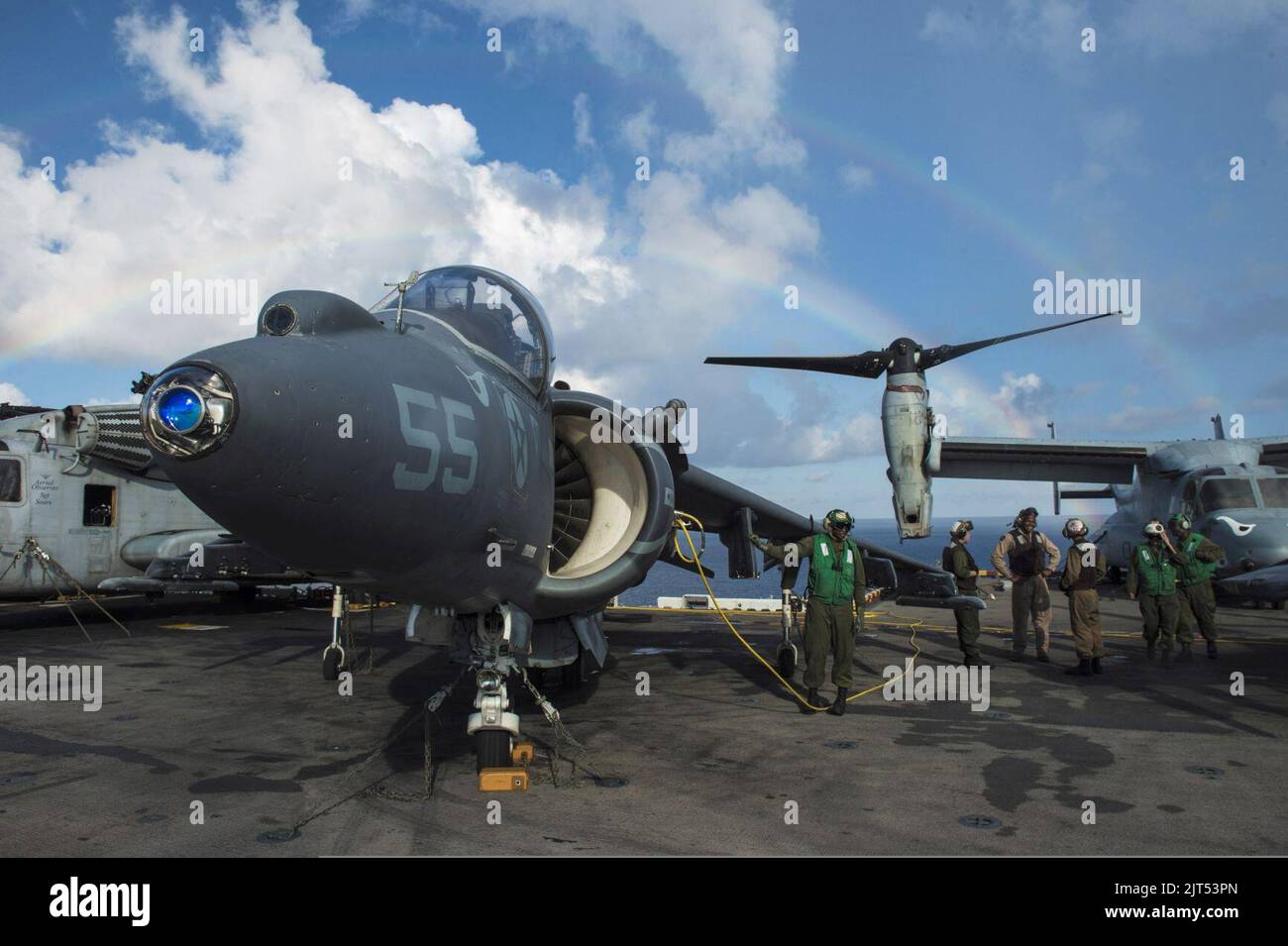 US-Marineinfanteristen bereiten ein AV-8B Harrier II-Flugzeug vor, das Marine Medium Tiltrotor Squadron (VMM) 163 für Flugoperationen an Bord des amphibischen Angriffsschiffs USS Makin Island (LHD 8) im Pazifischen Ozean 140825 zugewiesen wurde Stockfoto