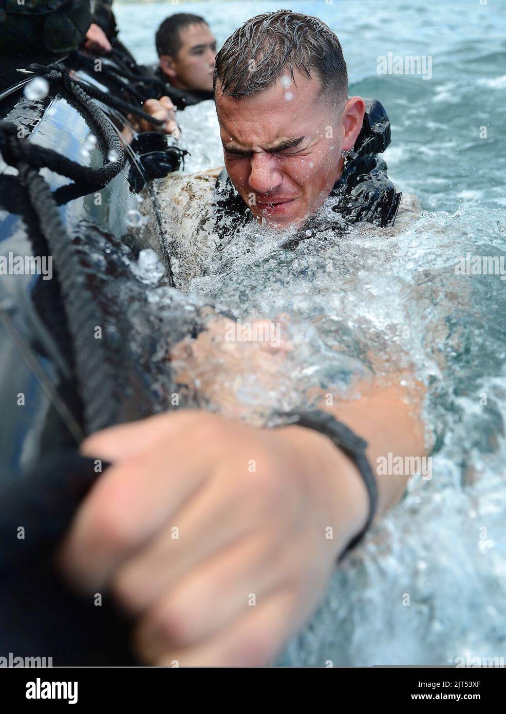 U.S. Marines mit der 3. Marine Division greifen die III Marine Expeditionary Force die Seite eines Kampfgummiaufklärers, während sie ein Helikopter-Seilsuspension-Training und ein amphibisches Insert 140630 durchführen Stockfoto