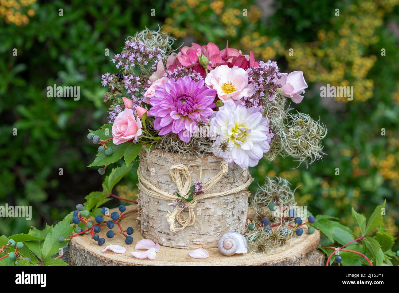 Blumenarrangement mit Dahlien, Rosen, Hortensien, Thymianblüten und Clematis-Obstständen Stockfoto