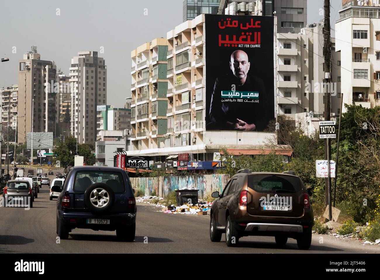 Beirut, Libanon: Plakate mit Kandidaten für die Parlamentswahlen am 15. Mai 2022 auf den Häusern der Stadt Stockfoto