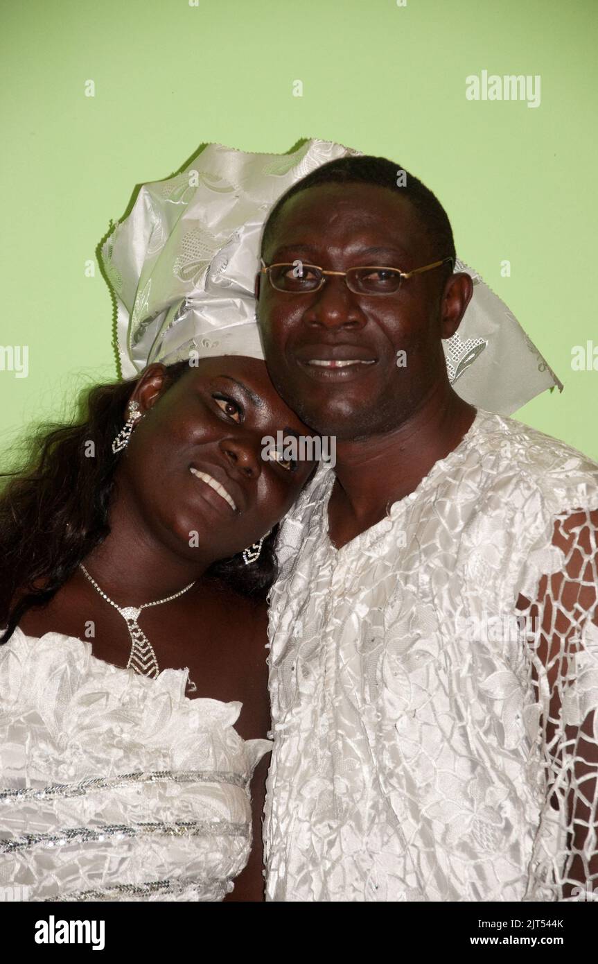 Frisch verheiratetes Paar in traditioneller Brautkleidung, Monrovia, Liberia Stockfoto