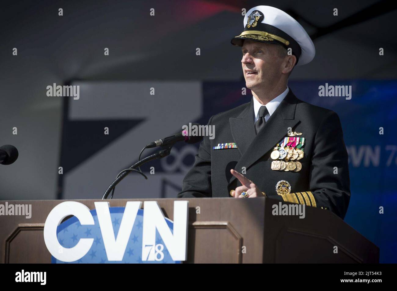 US Navy ADM. Jonathan Greenert, der Chef der Marineinfanterierfahrt, spricht nach der Taufe des Flugzeugträgers USS Gerald R. Ford (CVN 78) am 9. November 2013 im Newport News Shipbuilding 131109 mit der Presse Stockfoto