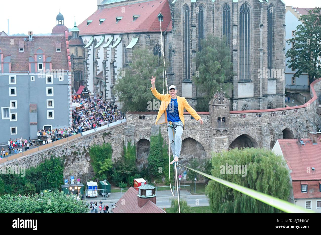 Weltrekord Slackliner Ruben langer bei seiner Hochseilshow über die Neiße von der Dreiradenmühle in Zgorzelec zur Peterskirche in Görlitz beim Altstad Stockfoto