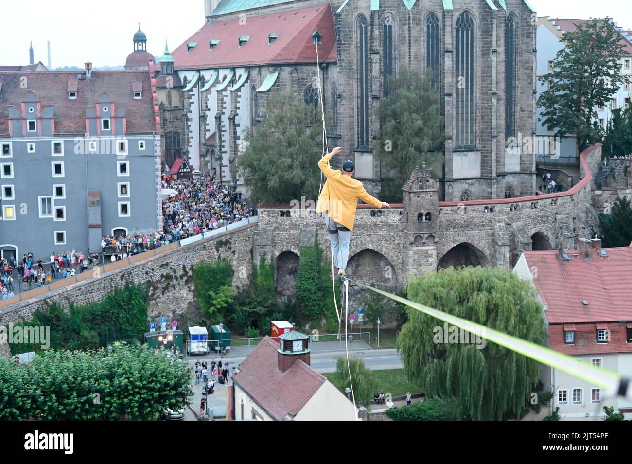 Weltrekord Slackliner Ruben langer bei seiner Hochseilshow über die Neiße von der Dreiradenmühle in Zgorzelec zur Peterskirche in Görlitz beim Altstad Stockfoto