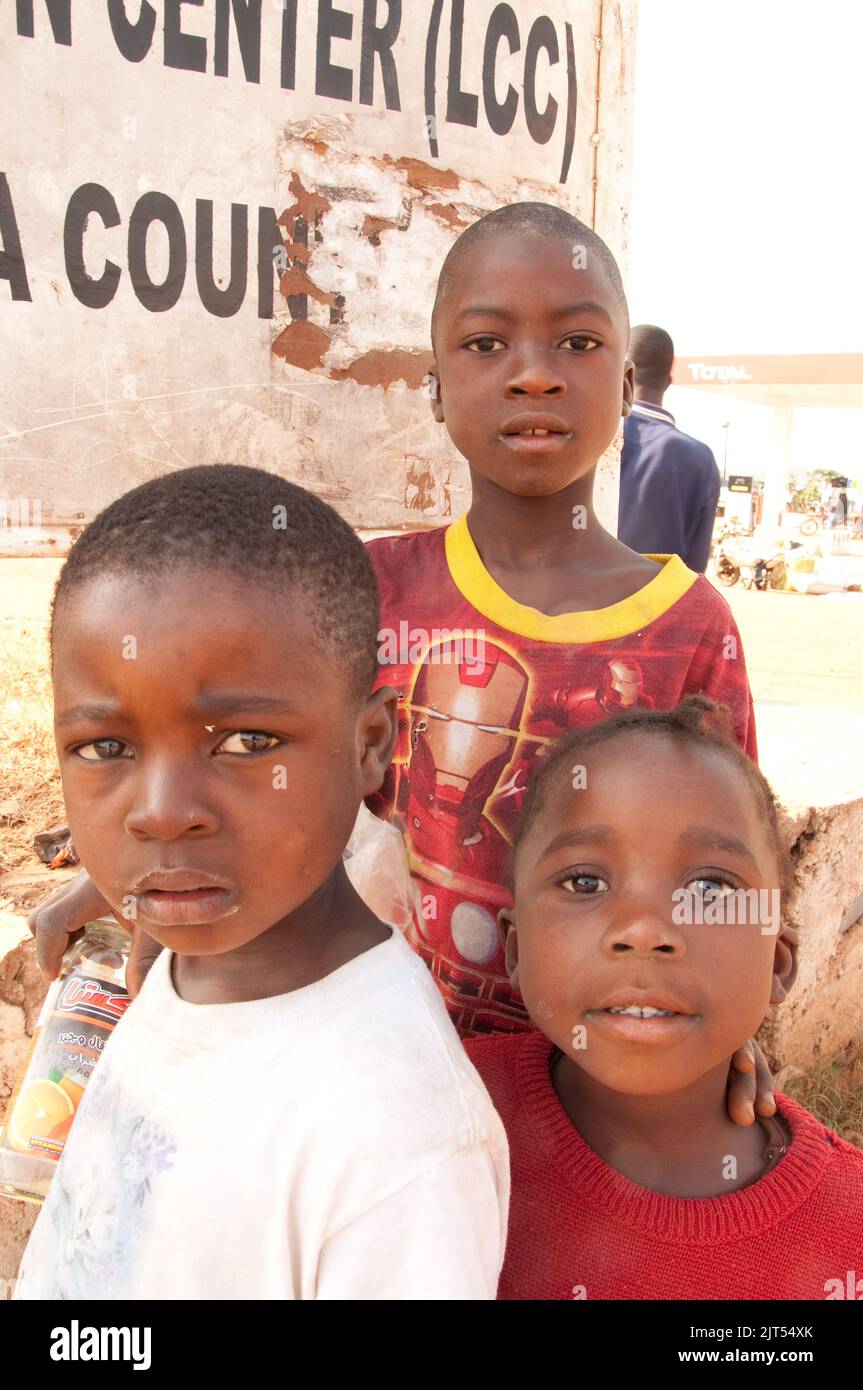 Kinder, Zorzor Stadtzentrum, Lofa County. Liberia, Afrika. Zorzor ist eine kleine Stadt in Lofa Country mit typischen afrikanischen Szenen. Stockfoto