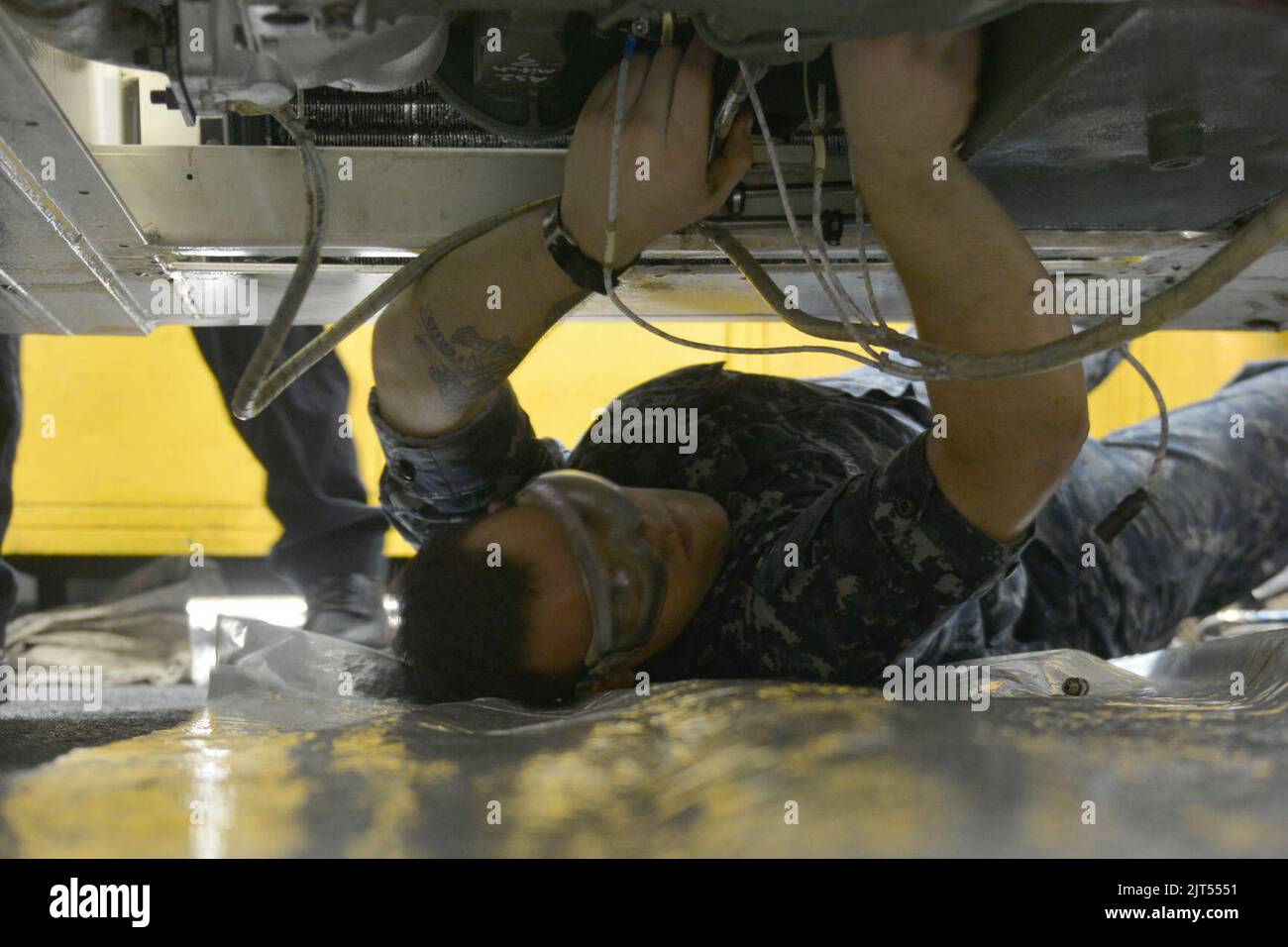 Der Flugzeugtechniker Airman der US Navy Aviation Support Equipment Technician führt Wartungsarbeiten an einem Spotting Dolly an Bord des Flugzeugträgers USS Harry S. Truman (CVN 75) durch, am 8. März 2014 im Golf von Oman 140308 Stockfoto