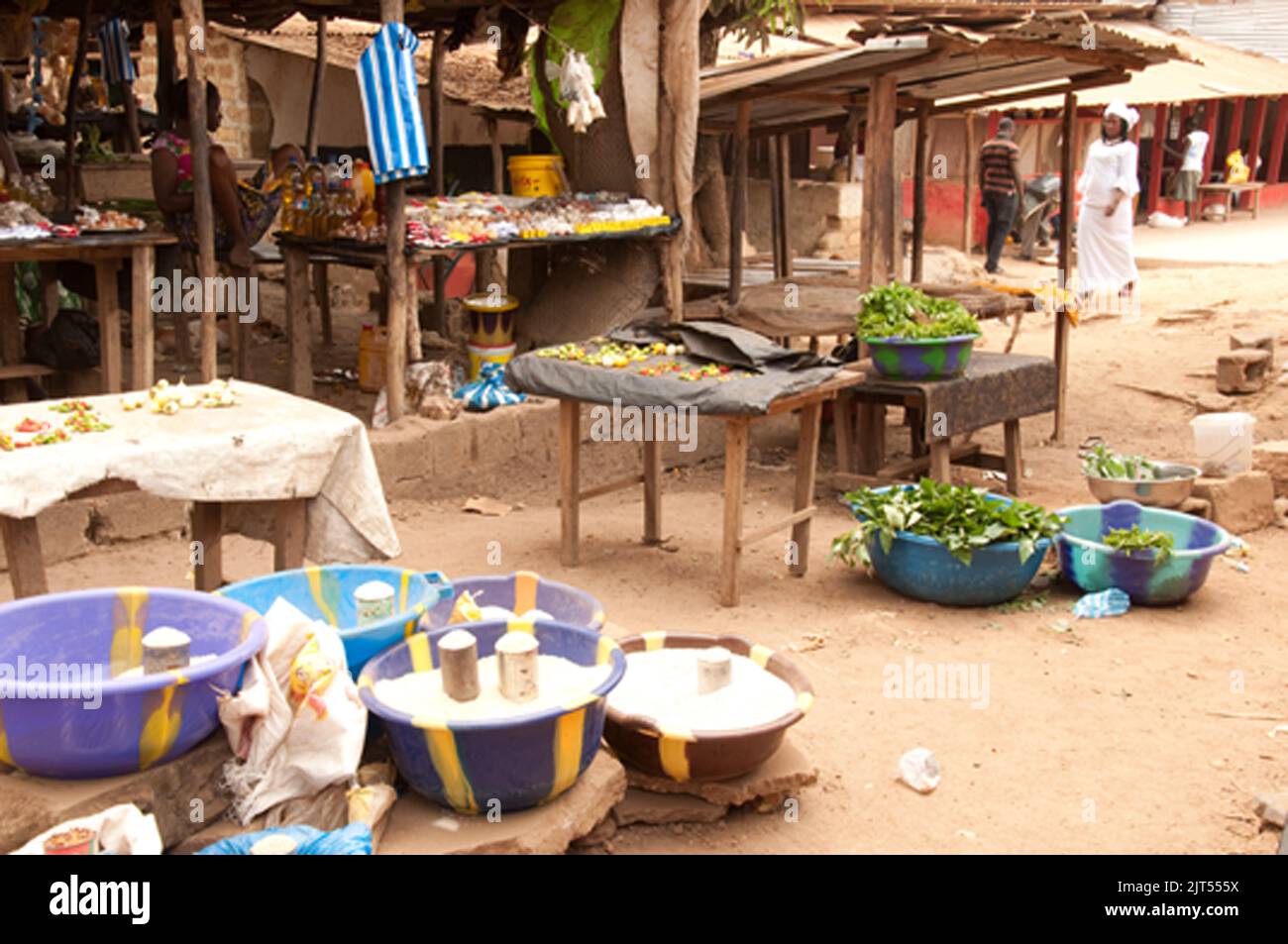 Stände, Gbanga Market, Gbanga, Lofa County, Liberia, Afrika. Gbanga ist eine kleine Stadt im Lofa County und liegt an der Hauptstraße nördlich in Liberia. Stockfoto